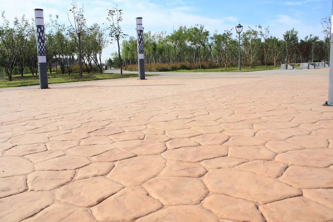 Zona de descanso de una universidad con piso de hormigón estampado. Zona de descanso de una universidad con piso de hormigón estampado.
