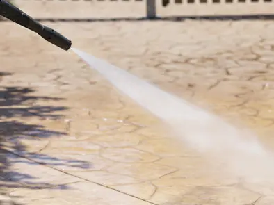 Limpiando el hormigón impreso con agua a alta presión Limpiando el hormigón impreso con agua a alta presión